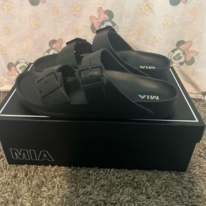 Black Mia slides 🖤